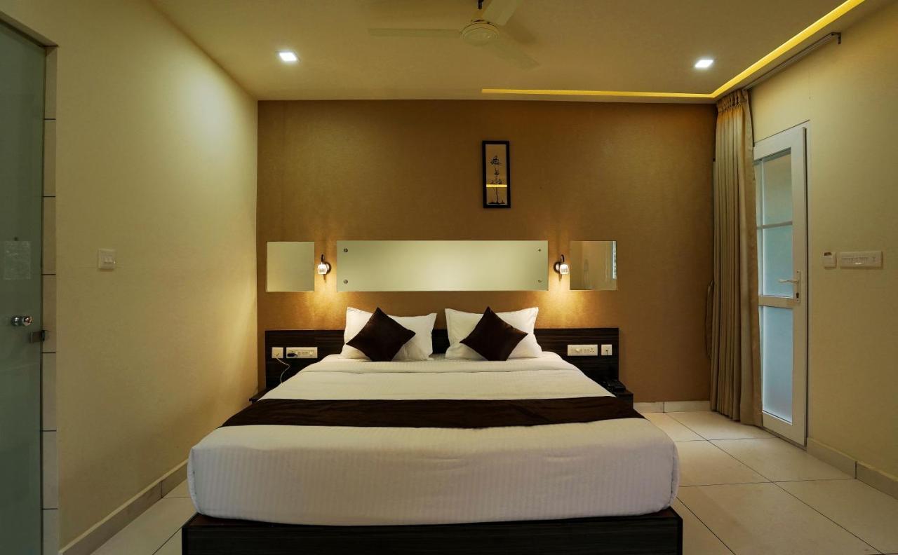 Iron Bridge Cove Villa Meppadi Bagian luar foto